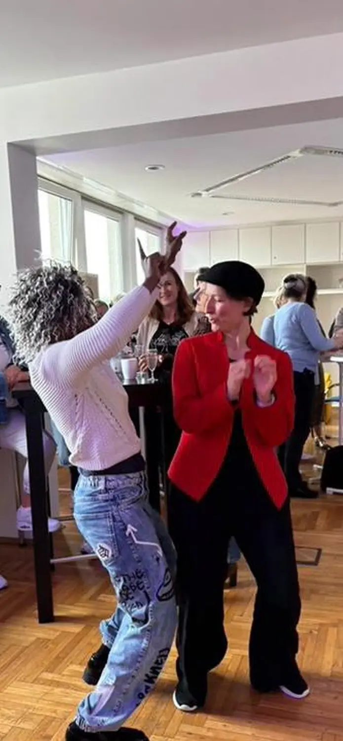 RiKa Cares - Leute auf Party